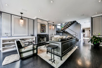 2112 W Dickens